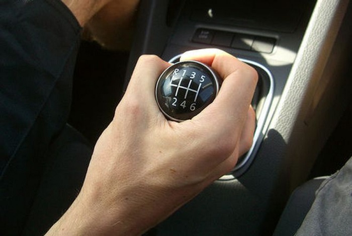 Ручка переключения передач в современных машинах все чаще заменяется кнопками/ Фото: drivenn.ru