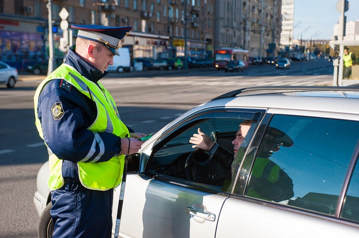 Беседа полицейского и водителя на одной из оживленных улиц большого города/ Фото: drom.ru
