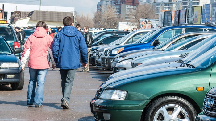 Лучше не торопиться с продажей автомобиля на вторичном рынке, поскольку вскоре машина может подорожать/ Фото: kommersant.ru