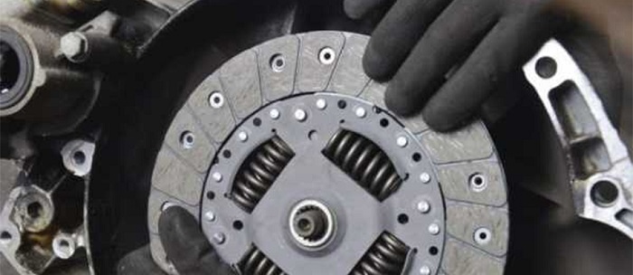 Пробуксовка тормозных дисков может возникнуть из-за недостаточного нажатия на педаль газа в машинах с «автоматом»/ Фото: kitaec.ua