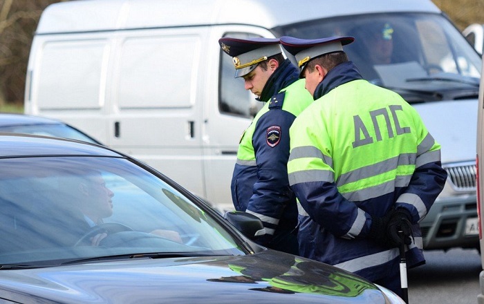 Общение сотрудников ГИБДД с водителями/ Фото: avto-flot.ru