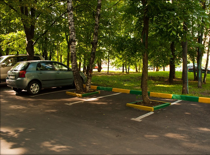 Машины, стоящие в тени деревьев/ Фото: autoremix96.ru