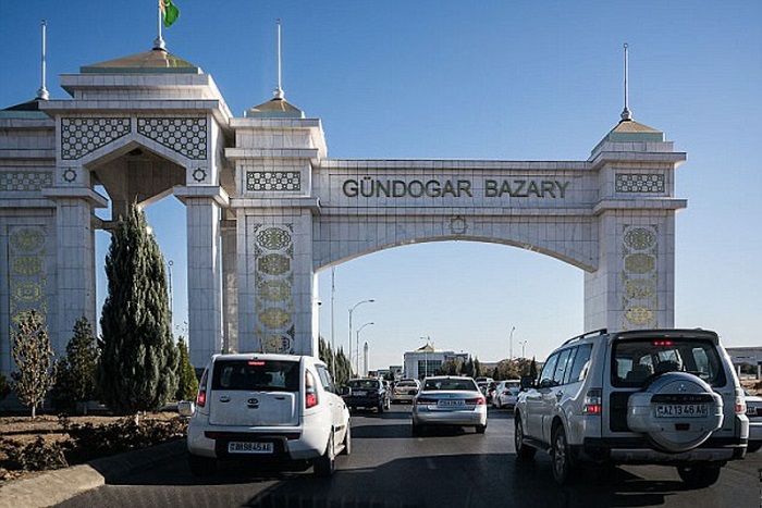 Белые машины на турменистанских улицах/ Фото: alamy.com