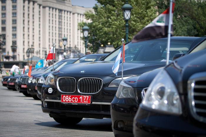 В некоторых городах имеются ограничения на парковку машин с красными номерами