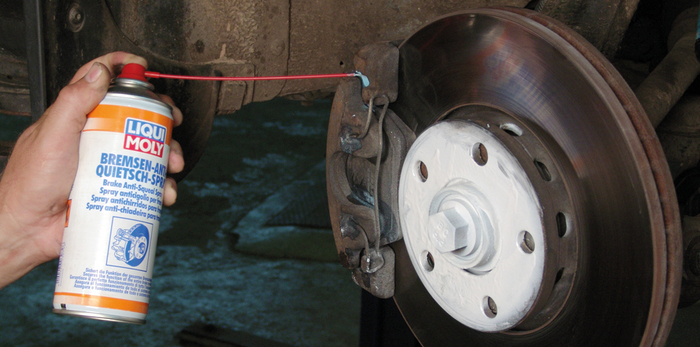 Нанесение средства для «лечения» тормозных колодок/ Фото: avtozapchasti72.ru Нанесение средства для «лечения» тормозных колодок/ Фото: avtozapchasti72.ru