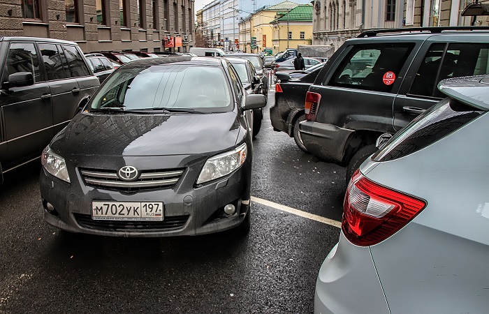 Автомобиль, «запертый» на парковке/ Фото: zr.ru