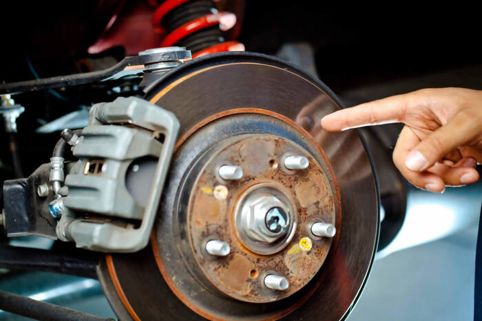 Быстрее всего из строя выходят тормозные колодки/ Фото: automd.ru Быстрее всего из строя выходят тормозные колодки/ Фото: automd.ru