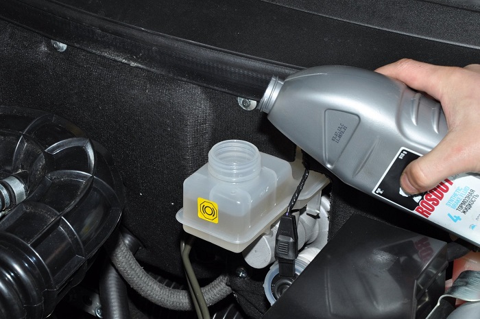 Когда и как менять тормозную жидкость в автомобиле, чтобы избежать ДТП
