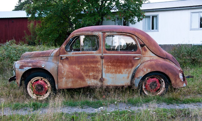 Старый ржавый автомобиль/ Фото: dockerspb.ru