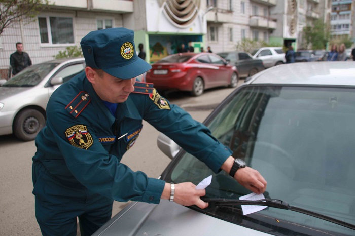 Получение штрафа от сотрудника МЧС/ Фото: mchs.gov.ru
