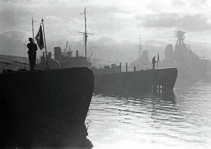 Подлодки типа «Щука» и крейсер «Ворошилов» в порту Батуми/ Фото: waralbum.ru