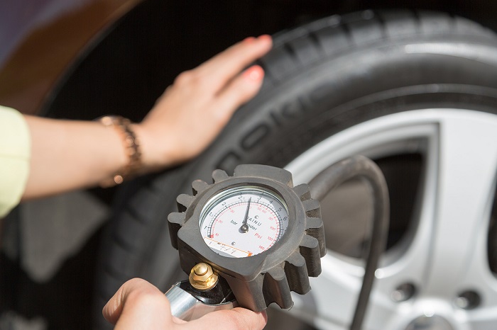 Неравномерно накачанные шины могут быть причиной «увода» автомобиля в сторону/ Фото: proaveo.ru