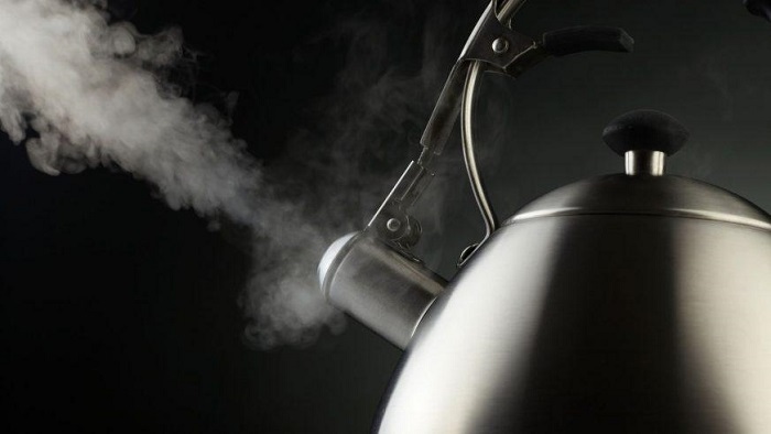 Горячая вода из чайника поможет прогреть топливный фильтр и насос с форсунками/ Фото: autodoc24.ru
