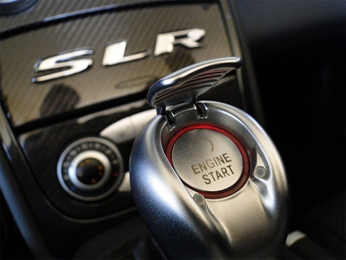 Кнопка, используемая вместо ключа зажигания на Mercedes-Benz SLR/ Фото: naplesmotorsports.com