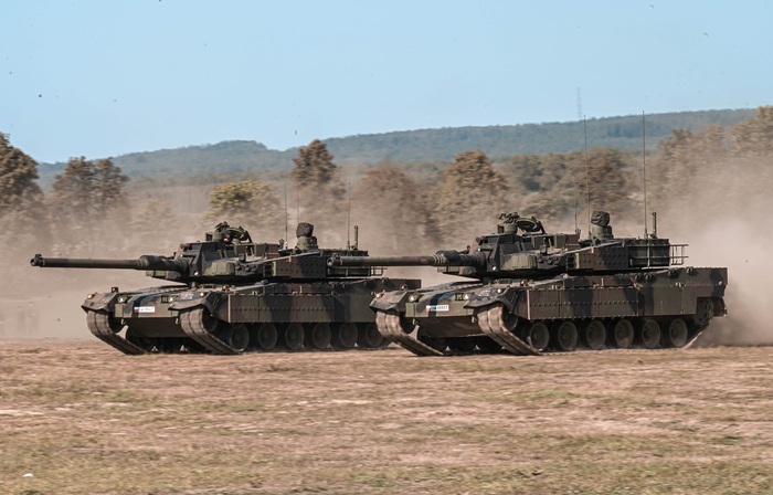 К2 на пересеченной местности может развить скорость 50 км в час/ Фото: defence-industry.eu К2 на пересеченной местности может развить скорость 50 км в час/ Фото: defence-industry.eu