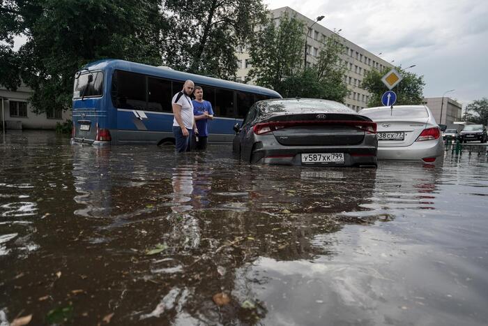 Машины на улицы во время наводнения/ Фото: riamo.ru