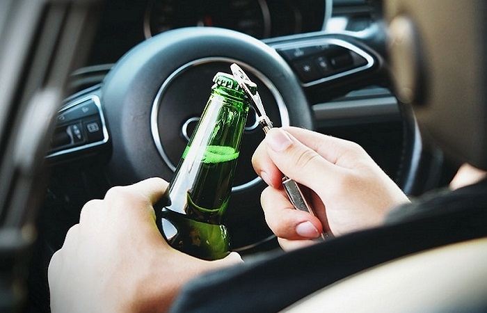 Открывание бутылки пива в стоящем автомобиле/ Фото: rudorogi.ru