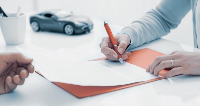 Подписание договора о купле-продаже машины/ Фото: banki.ru