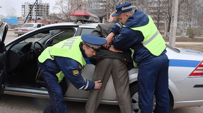 Административный арест провинившегося автомобилиста/ Фото: rudorogi.ru