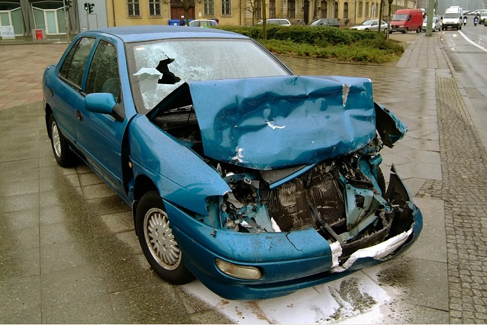 Машина после лобового удара/ Фото: dvd-auto.ru