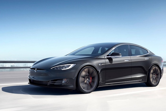 Tesla Model S в движении/ Фото: motor.ru