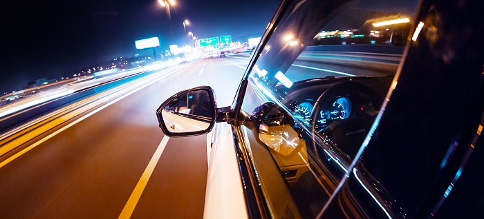 Мчащийся по ночной дороге автомобиль/ Фото: daily-go.ru