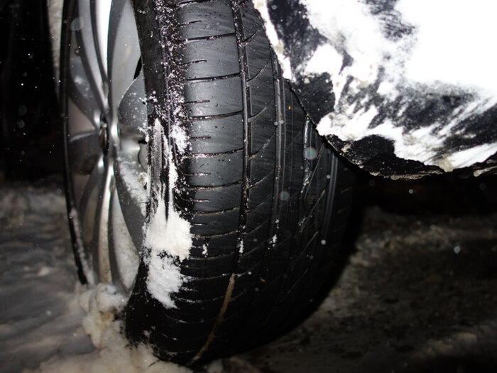 Летние шины более плотные и тугие/ Фото: tires1.ru