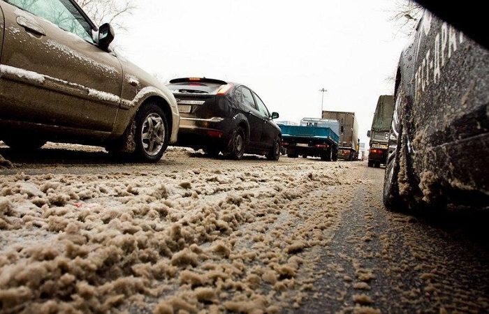 Зимой автомобили подвергаются воздействию соли и реагентов/ Фото: drive2.ru