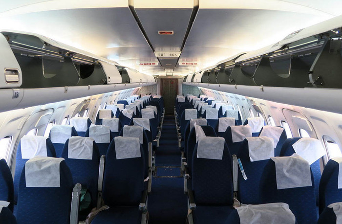 Салон Ту-54 с тремя рядами кресел по обе стороны от прохода