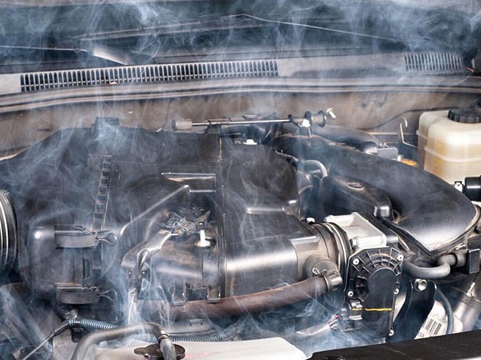 Дымящийся мотор автомобиля/ Фото: himpribor-reaktiv.ru