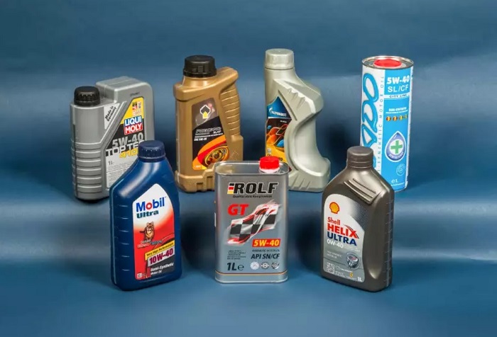 Моторное масло для автомобиля тоже относится к расходным материалам/ Фото: zr.ru
