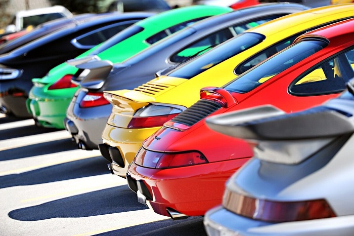Машины разного цвета/ Фото: tarantas.news
