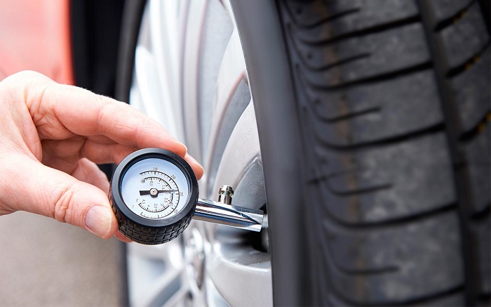Проверка давления в автомобильных шинах/ Фото: autonews.ru