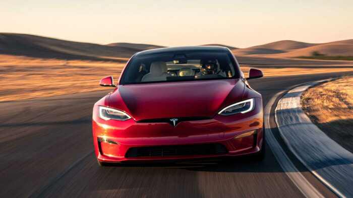 Tesla Model S оснащена автопилотом и системой автоматического торможения/ Фото: avtocharge.ru