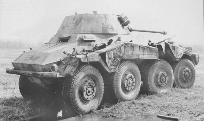 Бронеавтомобиль успешно передвигался на восьми колесах