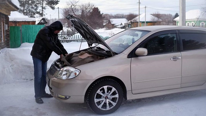 Открытая крышка автомобильного капота/ Фото: iz.ru