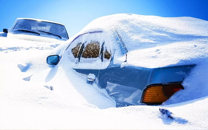 Зимовка автомобиля в снежном сугробе/ Фото: zr.ru