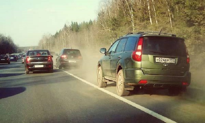 При выезде на обочину нужно плавно остановиться/ Фото: gusznzapad.ru