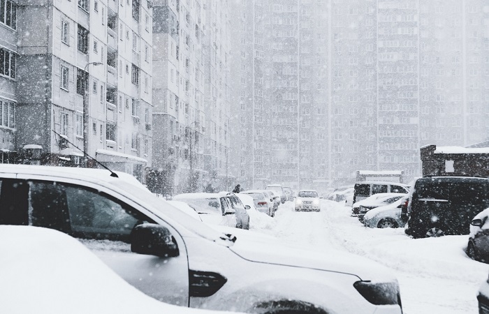 Как правильно передвигаться в снегу по дворовым улицам?/ Фото: vk.com