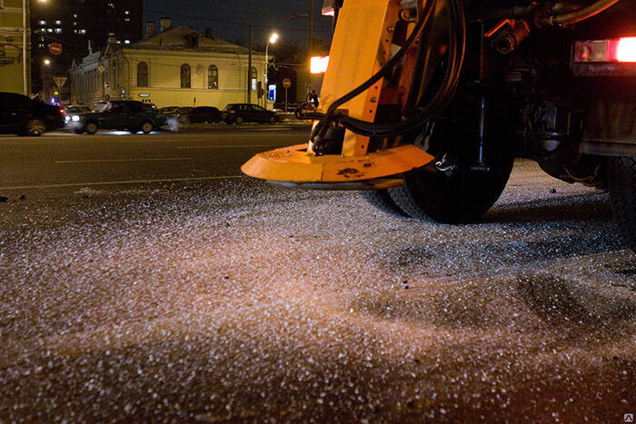 При обработке дорог часто используют смесь песка и соли/ Фото: abas-kzn.ru