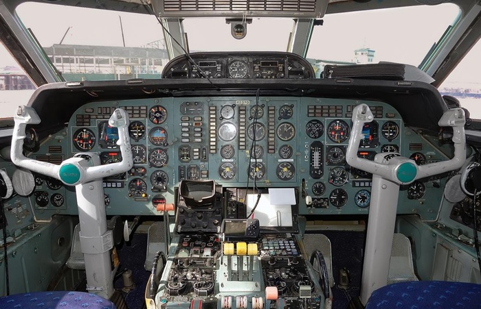 Кабина управления самолетом.