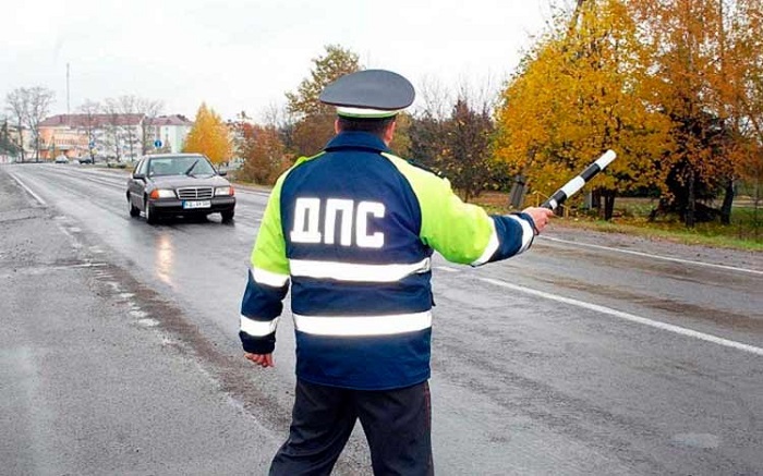 Остановка автомобиля дорожной полицией/ Фото: таганрог-досааф.рф