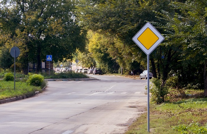 Знак «Главная дорога»/ Фото: rudorogi.ru