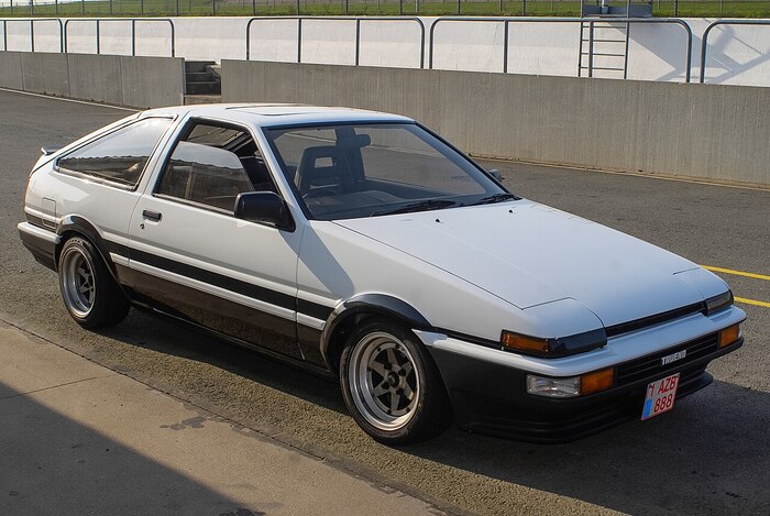 Toyota AE86 Sprinter Trueno снабжена 1,6-литровым мотором мощностью 130 л. с./ Фото: wikimedia.org