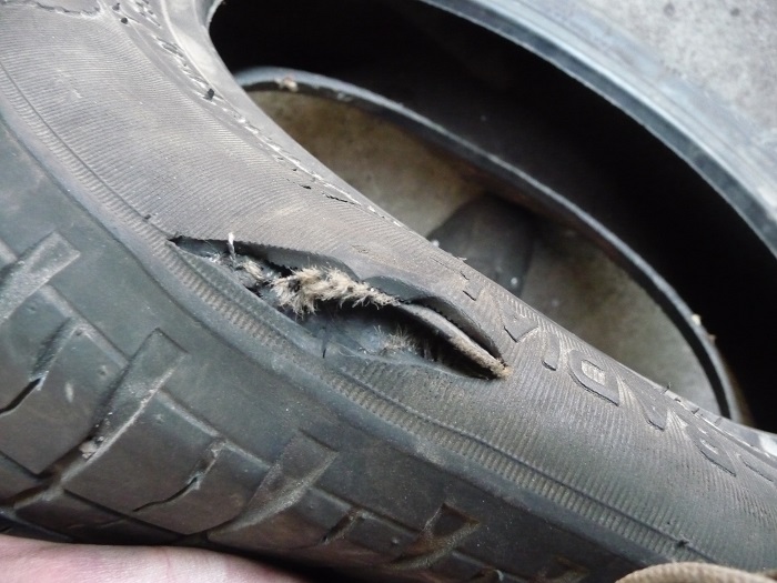 При разрыве шины автомобиль может выкинуть на обочину или опрокинуть/ Фото: avtoelektrik-info.ru