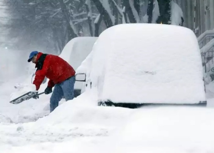 Работа лопатой для освобождения машины из снежного плена/ Фото: car.ru