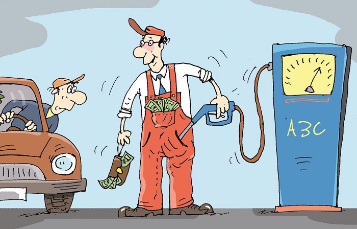 За недолитый бензин деньги поступают прямо в карман мошенников/ Фото: smolnarod.ru