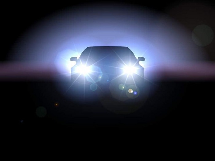 Автомобиль со включенным дальним светом/ Фото: avtovzglyad.ru