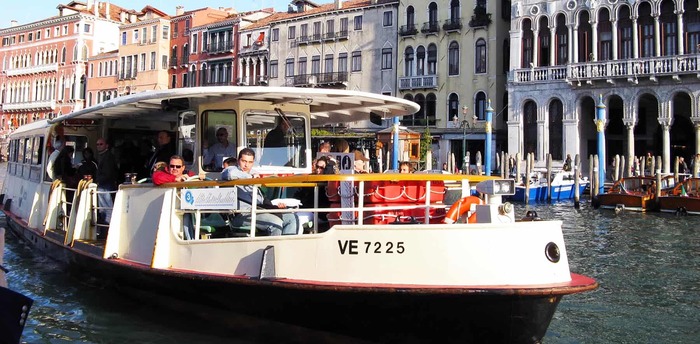 Речной трамвай является единственным общественным транспортом в Венеции/ Фото: imagesofvenice.com