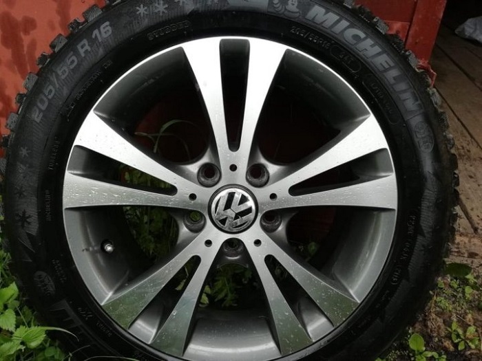 Литой диск от VW с резиной/ Фото: youla.ru